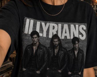 Camiseta con foto de los ilirios de ACOTAR / Camiseta inspirada en la banda de rock, estampado vintage en blanco y negro.