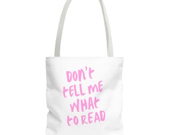 Bolso de tela con la frase "No me digas qué leer" / Cita literaria escrita a mano en rosa