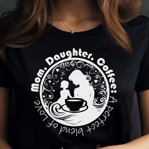 Mãe, filha, café: Uma mistura perfeita de amor. SVG PNG, fundo transparente. Amante de café, uso comercial. Download instantâneo de arquivo digital