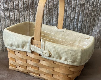 Longaberger Basket, 2002 Spring Basket, zawiera żółtą materiałową podszewkę zapinaną na guziki i plastikowy ochraniacz