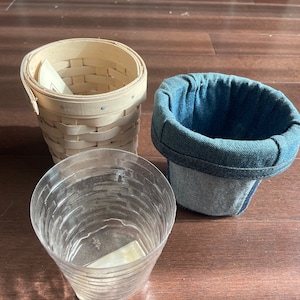 Signierter Longaberger Basket, 2005 Success Start Pencil Basket (rund) SIGNIERT von Mary Longaberger, beinhaltet Denim-Liner und Plastikschutz