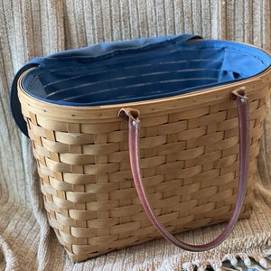 Longaberger Basket, 2002 Good Ol &#39;Summertime Large Boardwalk Basket, beinhaltet Deckel, blaues Stoff-Reißverschlusstaschenfutter und Kunststoffschutz