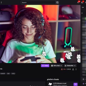 Może przedstawiać: Zrzut ekranu transmisji Twitch z osobą grającą w grę mobilną w słuchawkach. Strumień wyświetla nazwę użytkownika "pixlin" i zawiera informacje o czacie i celach. Obecna jest r&oacute;wnież animowana grafika kot&oacute;w.