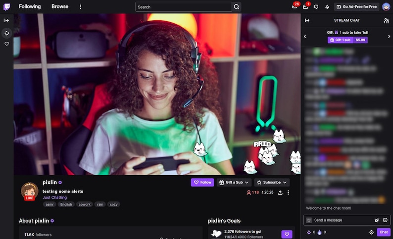 Może przedstawiać: Zrzut ekranu transmisji Twitch z osobą grającą w grę mobilną w słuchawkach. Strumień wyświetla nazwę użytkownika "pixlin" i zawiera informacje o czacie i celach. Obecna jest r&oacute;wnież animowana grafika kot&oacute;w.