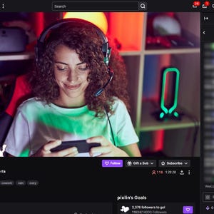 Pode incluir: Uma mulher com cabelo encaracolado usando um fone de ouvido e jogando em um dispositivo m&oacute;vel. A tela mostra uma interface de transmiss&atilde;o ao vivo com o nome de usu&aacute;rio "pixlin" e recursos de bate-papo. Uma luz verde neon &eacute; vis&iacute;vel ao fundo.