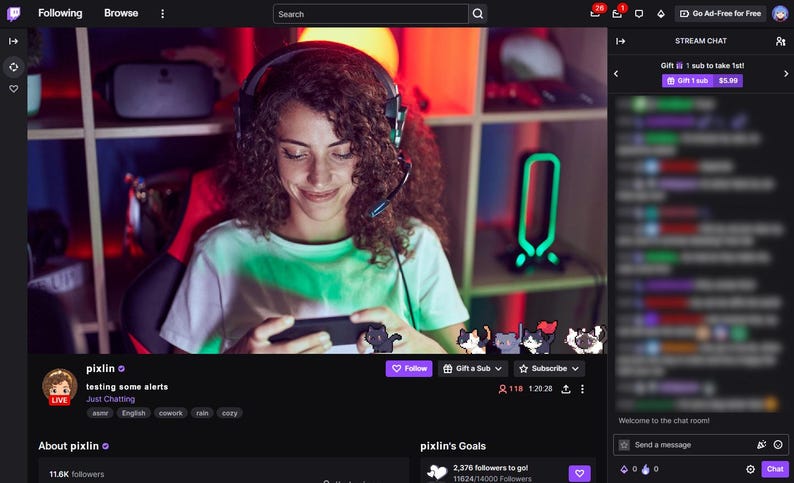 Pode incluir: Uma captura de tela de uma transmiss&atilde;o do Twitch com uma pessoa usando fones de ouvido e jogando em um dispositivo m&oacute;vel. A transmiss&atilde;o &eacute; intitulada "pixlin" e inclui informa&ccedil;&otilde;es de bate-papo e seguidores. O fundo &eacute; uma sala com prateleiras e uma luz de n&eacute;on.