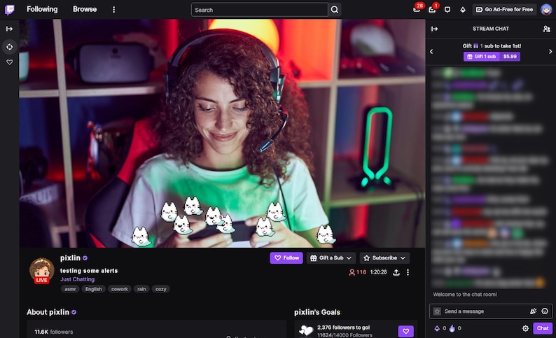 Może przedstawiać: Zrzut ekranu z transmisji Twitch z kobietą w słuchawkach i mikrofonie, uśmiechniętą podczas patrzenia na telefon. Stream wyświetla nazwę użytkownika "pixlin" i zawiera animowaną grafikę kot&oacute;w. Interfejs pokazuje czat i informacje o streamie.