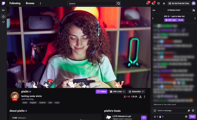 Pode incluir: Uma captura de tela de uma transmiss&atilde;o do Twitch com uma pessoa usando fones de ouvido jogando. A tela exibe o perfil do streamer, o chat e a interface do jogo. O nome do streamer &eacute; "pixlin". A transmiss&atilde;o &eacute; rotulada como "Just Chatting".