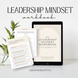 Può includere: Un download digitale per un Workbook di Leadership Mindset 2023. Il workbook è progettato per leader di successo nel futuro. La copertina presenta uno sfondo beige con un cerchio e il testo "Success Planner and Journal, Digital Branding Life".