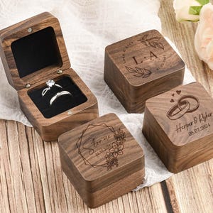 カスタム木製結婚式用リングボックス、パーソナライズされた婚約指輪ボックス、彫刻入り木製リングベアラーボックス、リングボックスプロポーズ、記念日のギフト