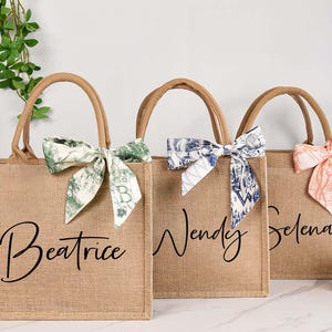 Sac fourre-tout de demoiselle d'honneur, sacs en toile de jute personnalisés, sac en jute personnalisé avec ruban, sacs de demoiselle d'honneur avec nom, cadeaux pour elle, sac de plage, cadeau de mariage