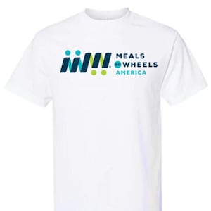 Op de afbeelding: Wit T-shirt met het logo van Meals on Wheels America in blauw, groen en geel.