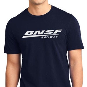 以下が含まれることがあります： BNSF鉄道のロゴが白でプリントされたネイビーのTシャツです。