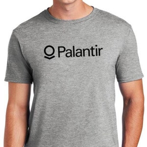 Op de afbeelding: Een grijs t-shirt met een zwart Palantir-logo op de voorkant.
