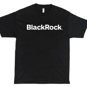 Op de afbeelding: Zwart T-shirt met de tekst "BlackRock" in wit gedrukt op de voorkant.