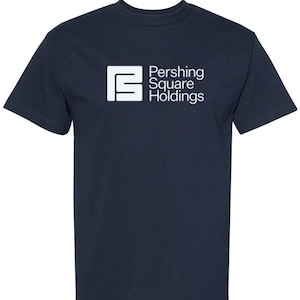 Puede incluir: Camiseta azul marino con el texto blanco "Pershing Square Holdings" y un logotipo blanco en la parte delantera. La camiseta es de manga corta y cuello redondo.