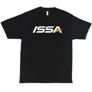 Pode incluir: Camiseta preta com um logotipo branco que diz "ISSA" com um raio amarelo.