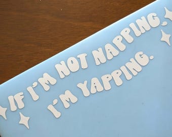 Si no estoy durmiendo la siesta, estoy ladrando / Pegatina de vinilo / Cita de Groovy Girly