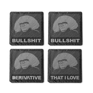 Puede incluir: Conjunto de cuatro posavasos de pizarra negra con un diseño de huella digital blanca y texto. Los posavasos presentan las frases "Bullshit", "Bullshit", "Derivative" y "That I Love".