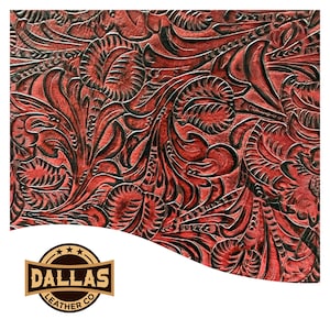 Könnte beinhalten: Rotes Leder mit einem schwarzen, geprägten Blumenmuster. Das Leder hat einen Used-Look und ist mit "Dallas Leather Co." beschriftet.