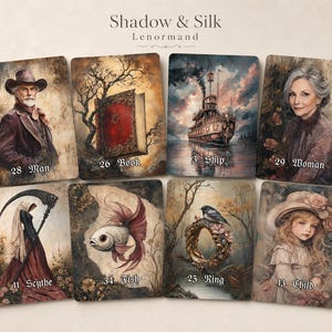 Può includere: Una collezione di carte oracolari Lenormand con illustrazioni in stile vintage. Le carte raffigurano varie figure e oggetti, tra cui un uomo, una nave, una donna, una falce, un pesce, un anello, un bambino e un libro. Il testo "Shadow & Silk Lenormand" è in alto.