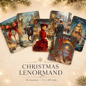 Könnte beinhalten: Ein Set von Weihnachts-Lenormand-Karten mit festlichen Illustrationen von Schlüssel, Reiter, Frau, Mann, Schiff und Sense. Die Karten messen 74 mal 105 mm. Der Text CHRISTMAS LENORMAND ist mit 36 kaarten darunter aufgedruckt.