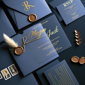 Puede incluir: Conjunto de invitaciones de boda azul marino con letras y detalles dorados. Incluye sobres, tarjetas RSVP y tarjetas de detalles. La invitación presenta los nombres "Megan Jack" y la fecha de la boda. También hay sellos de cera y sellos decorativos.
