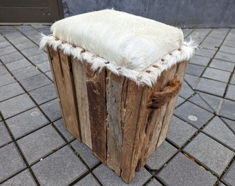 Trendiger Ibiza-Hocker aus Vintage-Holz und Sitzkissen aus Ziegenleder