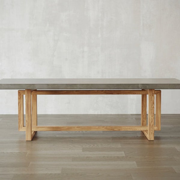 Table Béton-Ciré avec piètement en bois.