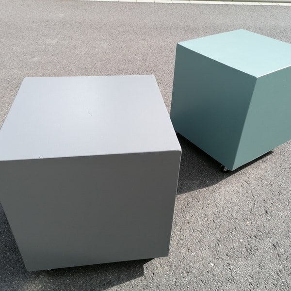Cube sur roulettes, meuble polyvalent : tabouret, table d'appoint, table basse