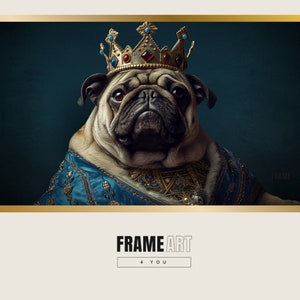 Puede incluir: Un retrato de un carlino con una corona dorada con joyas azules y rojas. El carlino lleva una túnica azul y dorada con un collar dorado. El fondo es de color azul oscuro.