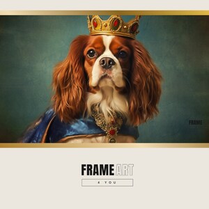 Puede incluir: Un perro Cavalier King Charles Spaniel con una corona dorada con joyas rojas y una túnica azul y dorada. El perro mira directamente a la cámara con una expresión seria.