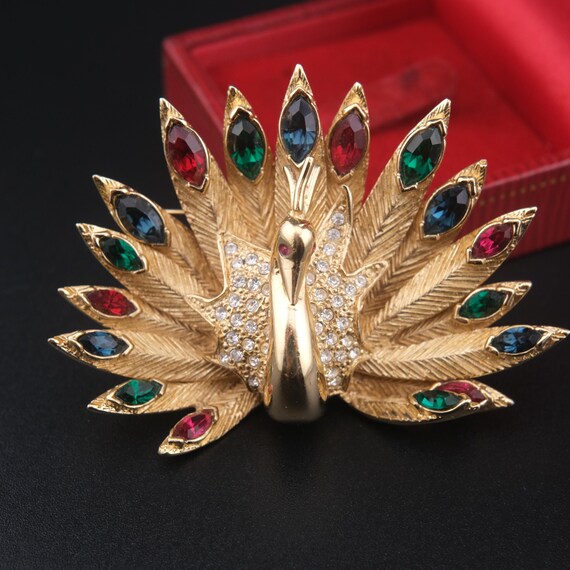 Vintage carven brooch - Gem