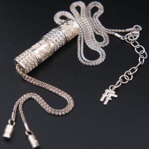 Colar vintage Folli Follie prateado com motivo de cristal e flor esmaltada – Pingente de gota ajustável – Assinado com cartão de garantia