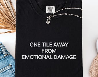 Mahjong Shirt, lustiges Brettspiel T-Shirt, einen Stein vom emotionalen Schaden entfernt, Mahjong Spieler Geschenk, Spielabend Humor, minimalistisches Legespiel Shirt