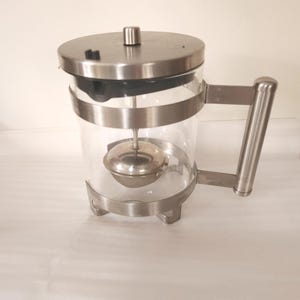 Teapot for steeping multiple cups--or just 1--with loose tea strainer