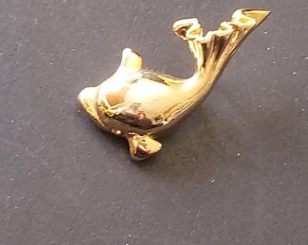 Charming vintage retro dolphin pin in gold tone