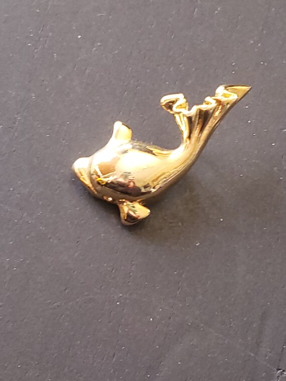 Charming vintage retro dolphin pin in gold tone