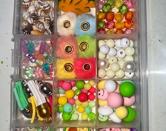 Kit Faça Você Mesmo para Criar Pulseiras e Chaveiros | Suprimentos para Fazer Bijuterias. Organize sua própria festa!
