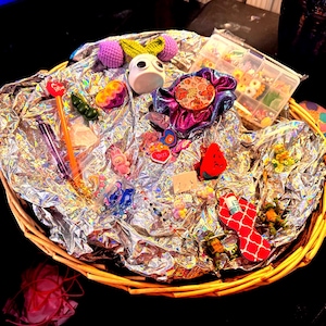 Caja sorpresa súper divertida con juguetes antiestrés • Más de 25 regalos, juguetes antiestrés, accesorios y artículos coleccionables. ¡ADEMÁS, REGALOS!