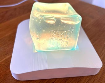 NeeDoh Nice Cube Stand | Podświetlana podstawa do zabawki Fidget i światło