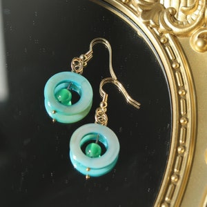 Concha opaca brilhante azul turquesa argola verde contas penduradas brincos leves
