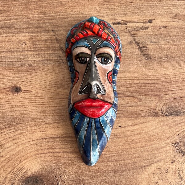 Handgemaakt keramisch kunstmasker, keramisch gezicht, wanddecoratie, keramisch beeldhouwwerk, keramisch figuurmasker, muurbeeldhouwwerk, kleiaardewerkgezicht