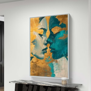 以下が含まれることがあります： 金色の背景に、青と緑の色合いの顔と、白と金の色の顔の2つの顔が描かれた抽象画です。