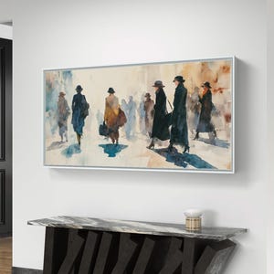 Könnte beinhalten: Aquarellmalerei von Figuren in langen Mänteln und Hüten, die auf einer Stadtstraße gehen. Das in Weiß gerahmte Kunstwerk zeigt eine verschwommene Szene mit sanften Blau-, Braun- und Schwarztönen, die eine geschäftige städtische Umgebung andeuten.