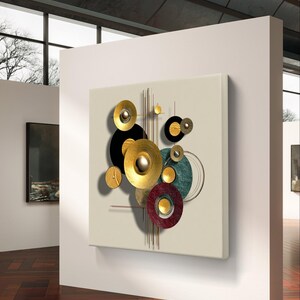 Puede incluir: Arte mural abstracto sobre lienzo crema con diseño 3D. Presenta formas circulares doradas, negras, verde azulado y burdeos, con acentos metálicos y líneas verticales. La obra se exhibe en un entorno de galería moderna.