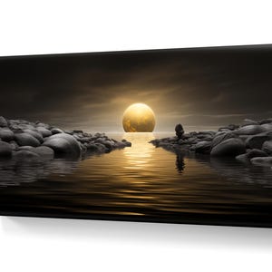 Pode incluir: Impressão em tela retratando uma paisagem serena. A obra apresenta um sol dourado se pondo sobre um corpo de água calma, com rochas escuras em ambos os lados. Uma figura solitária se ergue na margem, adicionando uma sensação de escala e tranquilidade.