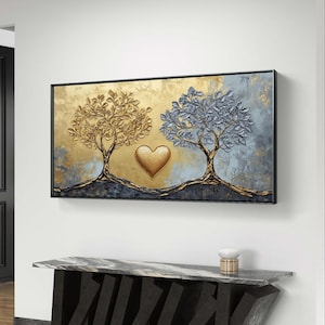 Puede incluir: Una pintura de dos árboles con hojas doradas y azules, con un corazón dorado en el centro. Los árboles están pintados en un estilo texturizado, dando la impresión de profundidad.
