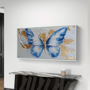 Decorazione murale con farfalle blu e oro - Download digitale con texture astratta per un arredamento elegante