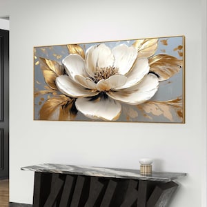 Peut inclure: Une grande fleur blanche avec des feuilles dor&eacute;es sur un fond gris. La fleur est peinte dans un style r&eacute;aliste avec un effet 3D.
